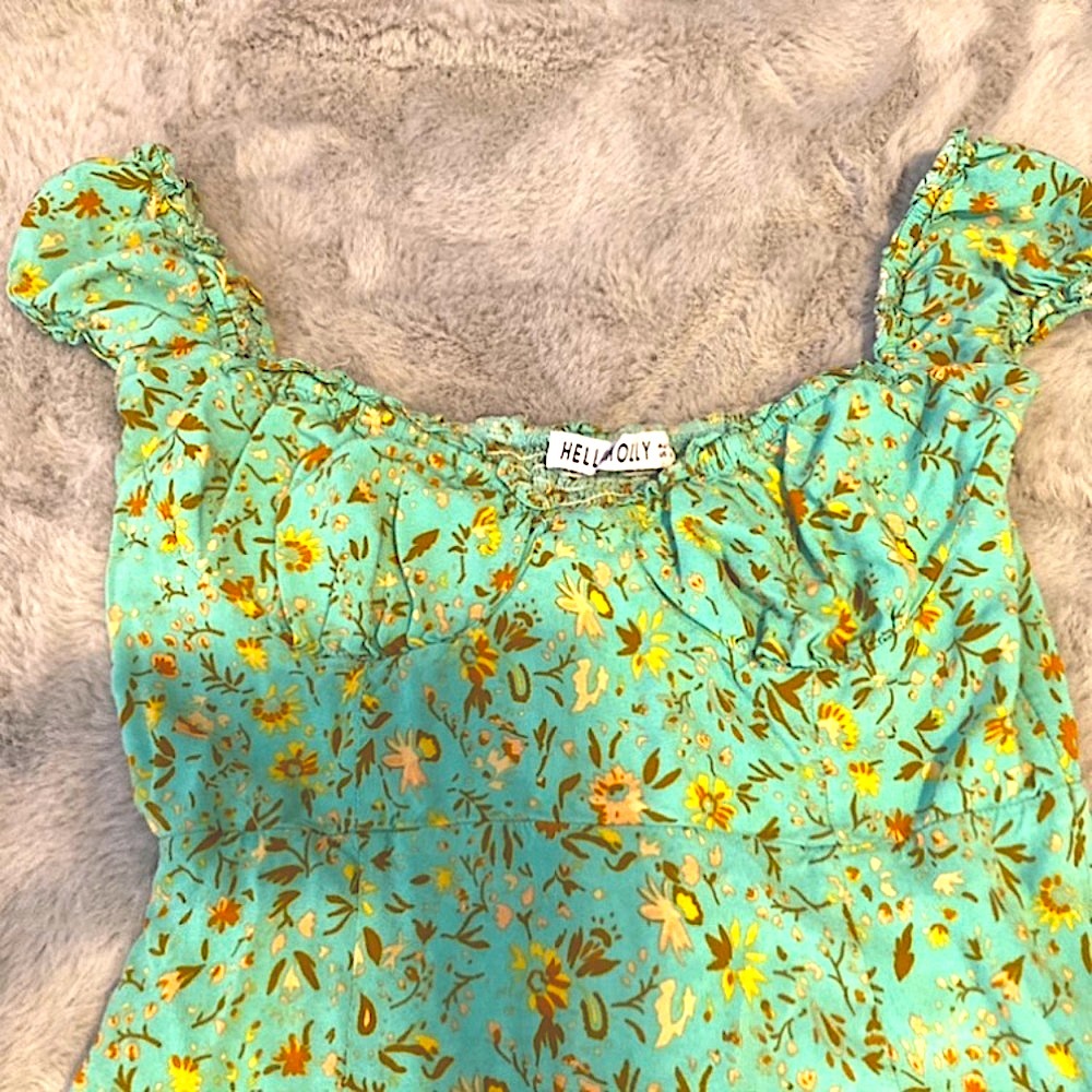 Flattering Floral Midi Dress with Puff Sleeves